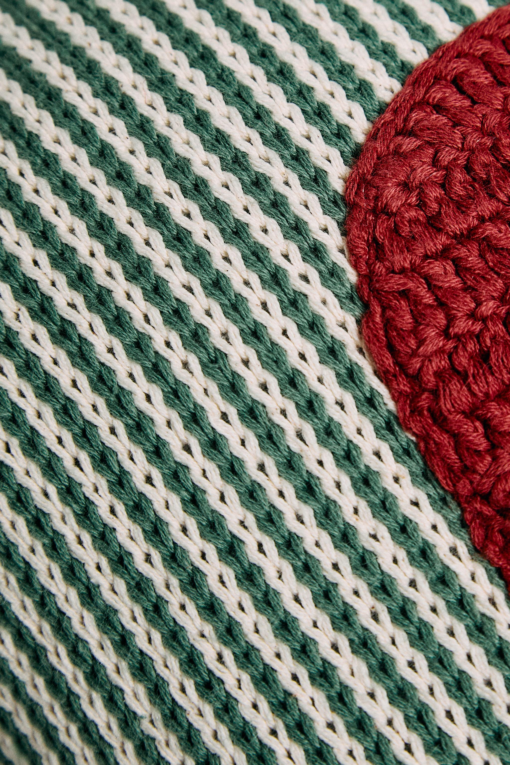 COUSSIN ENFANT BRODERIE LETTRE V